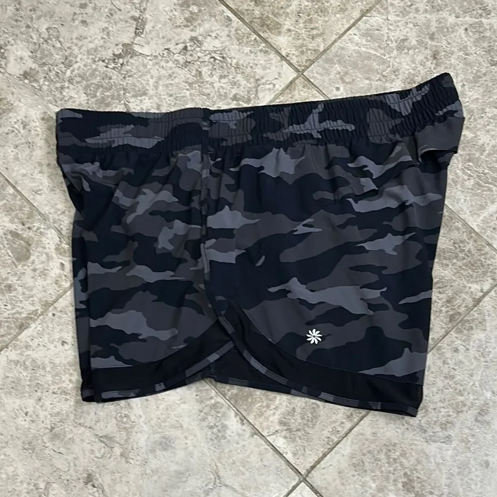 Athleta Racer Run Mid Rise Short 4” Black Camo Size Large